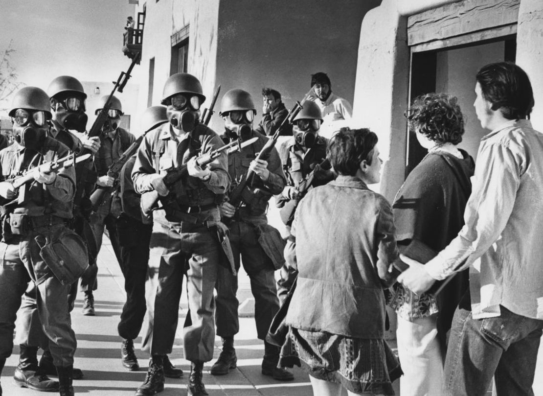 Esta foto del 8 de mayo de 1970 muestra a los Guardias Nacionales del Ejército de Nuevo México con las bayonetas desenvainadas durante una manifestación contra la guerra en la Universidad de Nuevo México en Albuquerque. Crédito: Albuquerque Journal vía AP