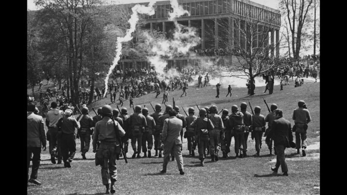 Cuatro estudiantes murieron y otros nueve resultaron heridos el 4 de mayo de 1970, cuando miembros de la Guardia Nacional de Ohio abrieron fuego contra estudiantes que protestaban contra la guerra de Vietnam en la Universidad Estatal de Kent, Ohio. En esta foto ganadora del premio Pulitzer, tomada por el estudiante de fotoperiodismo John Filo, se puede ver a Mary Ann Vecchio gritando mientras se arrodilla junto al cuerpo de un estudiante asesinado. Crédito: John Filo/AP 				 				 			 				 				La Guardia Nacional de Ohio es requerida para dispersar una concentración programada para el mediodía del 4 de mayo de 1970. Poco después de iniciarse la protesta, los guardias dispararon gases lacrimógenos contra los estudiantes. Algunos estudiantes dijeron que les sorprendió que los guardias les siguieran mientras huían del gas lacrimógeno. Los guardias iban claramente armados, pero muchos estudiantes dijeron más tarde que creían que sus armas no estaban cargadas con munición real. Crédito: Kent State University News Service