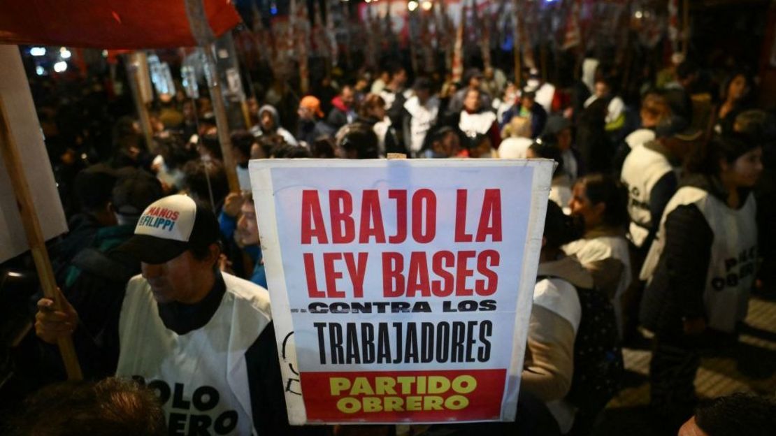 Miembros de organizaciones sociales protestan contra la Ley Bases el 29 de abril en el Congreso argentino, Buenos Aires, el 29 de abril de 2024