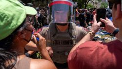 CNNE 1685165 - manifestantes y policias se enfrentan en la universidad de texas