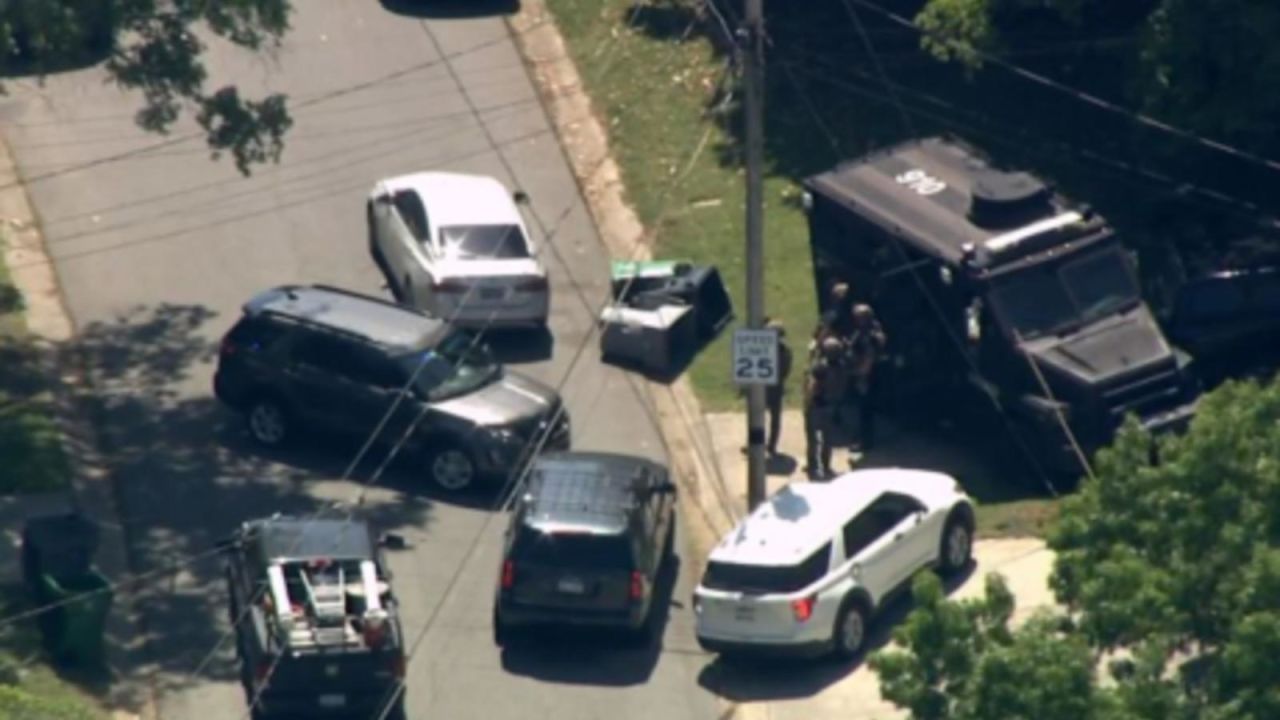 CNNE 1685246 - mueren cuatro policias en un tiroteo en carolina del norte, estados unidos