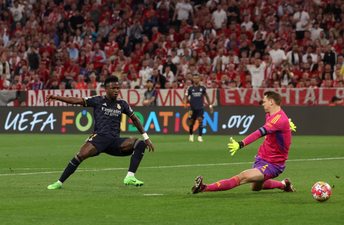 Vinicius Junior vence a Manuel Neuer. Crédito: Alexander Hassenstein/Getty Images