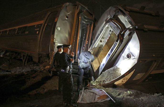 Siete vagones del tren 188 de Amtrak y la locomotora volcaron a las afueras de Pensilvania, presuntamente por exceso de velocidad, según las autoridades.