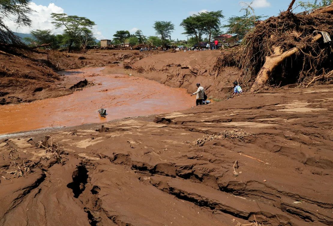 Los residentes se reúnen en el lecho del río para buscar a personas desaparecidas en Mai Mahiu el lunes.