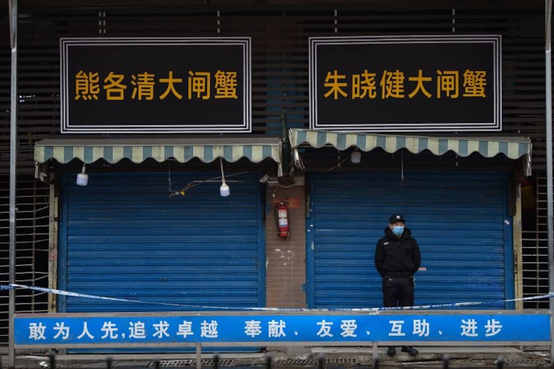 Un guardia de seguridad frente a un mercado húmedo de Wuhan relacionado con algunos de los primeros casos conocidos de covid-19.