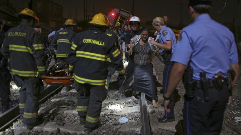 Algunos de los pasajeros lograron salir por su propio pie de entre los vagones. En el tren iban más de 240 personas, según los servicios de emergencia.