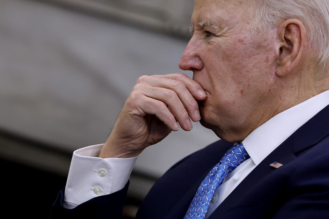 El presidente Joe Biden escucha durante una reunión en la Oficina Oval de la Casa Blanca el 1 de marzo, en Washington, DC.