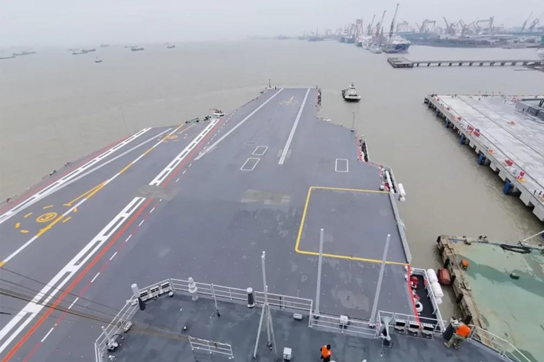 Un remolcador remolca el tercer portaaviones de China, el Fujian, lejos de un muelle en Shanghái, este de China, el 1 de mayo de 2024.