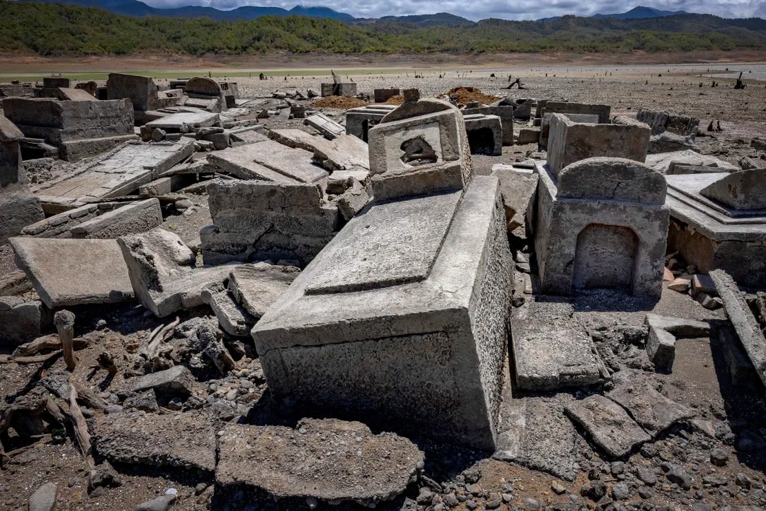 Las lápidas se encuentran entre las reliquias descubiertas en la presa que se secó.