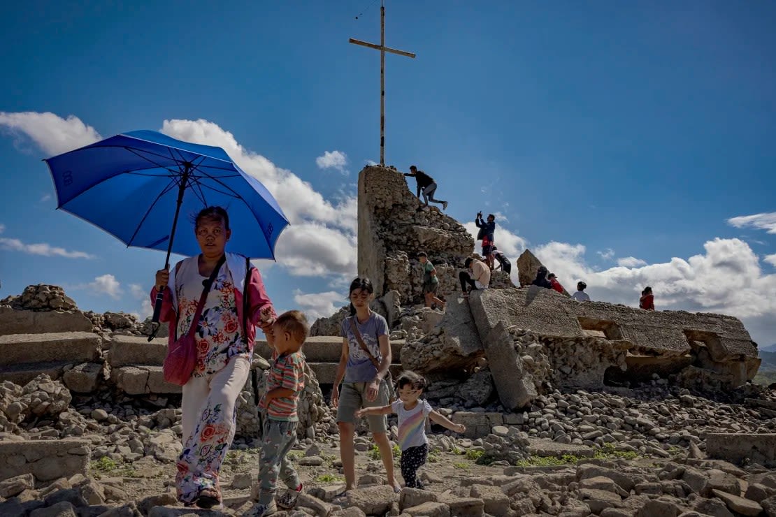 Algunos visitantes desafían el calor extremo para ver la presa, donde aún se conservan partes de las estructuras dañadas.