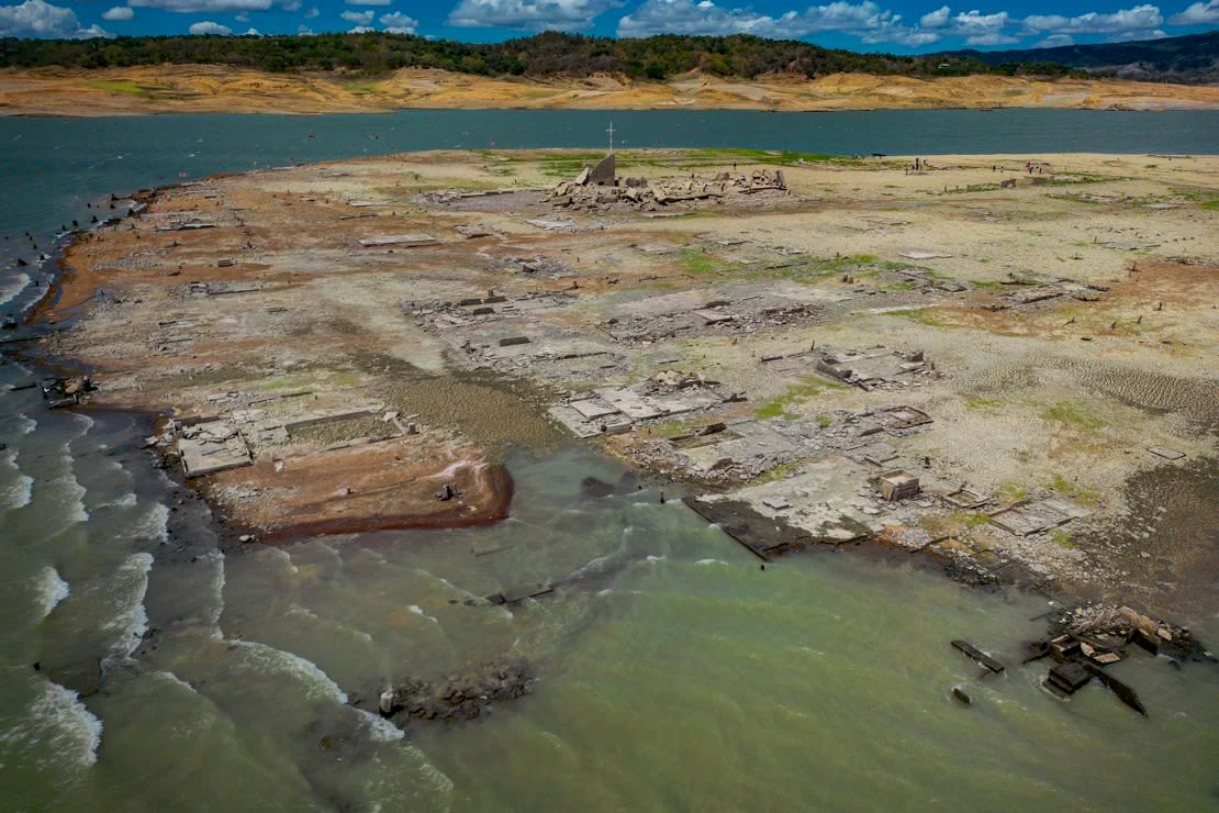 El agua sigue rodeando la parte seca de la presa. La falta de lluvias ha hecho bajar el nivel del agua.