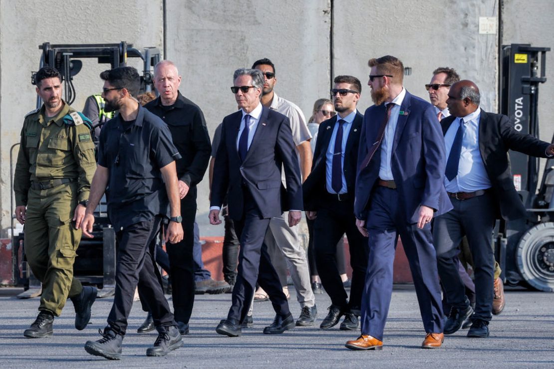 El secretario de Estado de Estados Unidos, Antony Blinken, camina con el ministro de Defensa israelí, Yoav Gallant, en el cruce fronterizo de Kerem Shalom con Gaza, en el sur de Israel, el 1 de mayo de 2024.