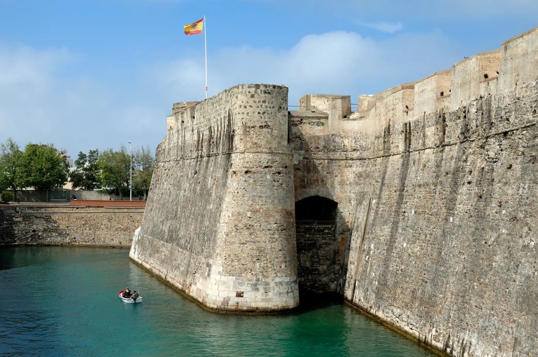 Las murallas medievales de Ceuta son herencia de su importancia estratégica. (FAOTO: Chris Hellier/Documental Corbis RF/Getty