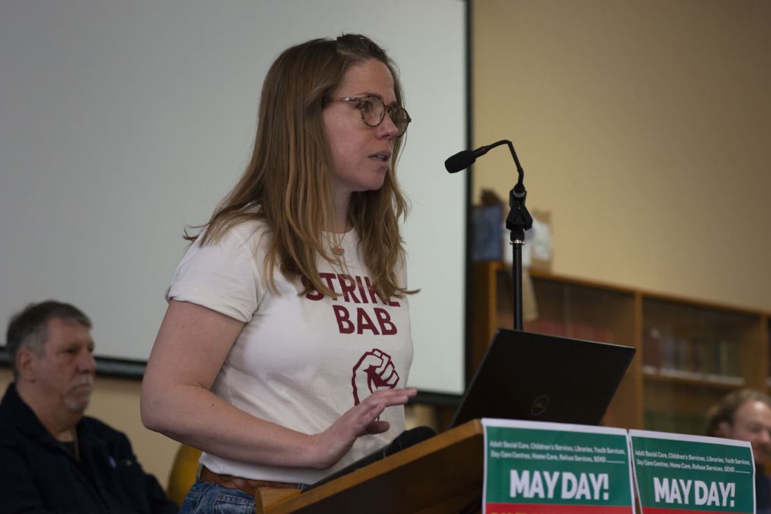 La profesora Kate Taylor habla durante una reunión de la campaña "Brum, Rise Up!". Crédito: Sarah Tilotta