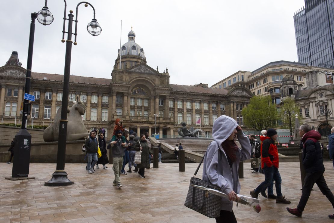 Peatones pasan por delante del Ayuntamiento de Birmingham. Crédito: Sarah Tilotta