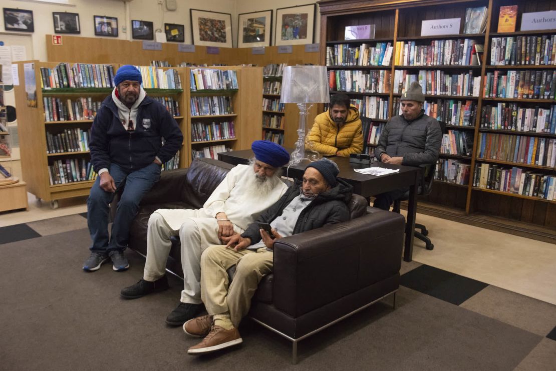 Miembros de la comunidad se reúnen regularmente en la biblioteca Handsworth de Birmingham, en Soho Road. Crédito: Sarah Tilotta