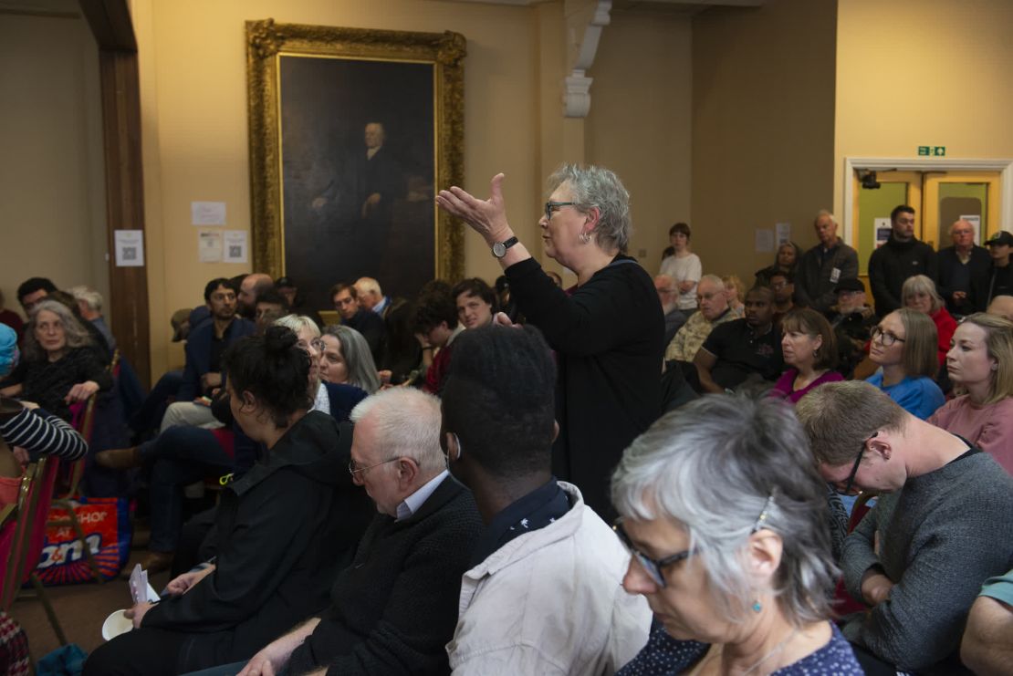 Una asistente habla durante una reunión de "Brum, Rise Up!". Los británicos de Inglaterra y Gales acudirán el jueves a las urnas para votar en las elecciones locales. Crédito: Sarah Tilotta