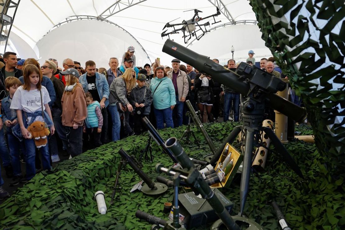 Varias personas visitan una exposición en la que se muestran vehículos blindados y equipos capturados por el ejército ruso a las fuerzas ucranianas, en el museo al aire libre del Parque de la Victoria en Moscú, Rusia, el 1 de mayo de 2024. Crédito: Reuters/Evgenia Novozhenina Evgenia Novozhenina/Reuters