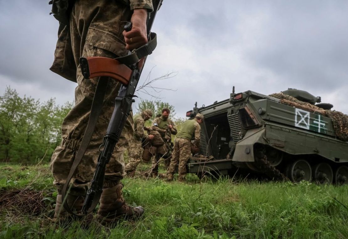 Militares ucranianos de la 25º Brigada Aerotransportada Separada cargan un vehículo de combate de infantería Marder cerca de una línea del frente en Donetsk el 29 de abril de 2024. Crédito: Reuters/Oleksandr Ratushniak Oleksandr Ratushniak/Reuters