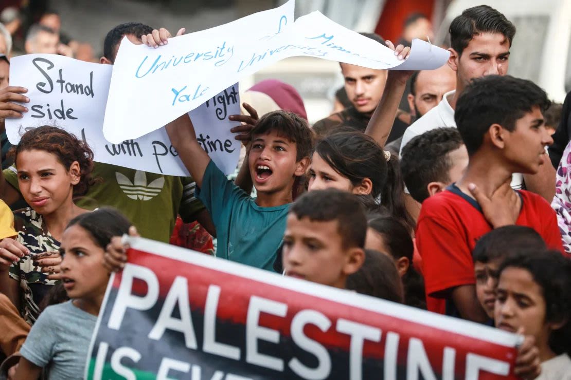 Los palestinos en Deir el-Balah organizan una manifestación para agradecer a los estudiantes manifestantes pro palestinos en Estados Unidos el 1 de mayo. Crédito: AFP/Getty Images.