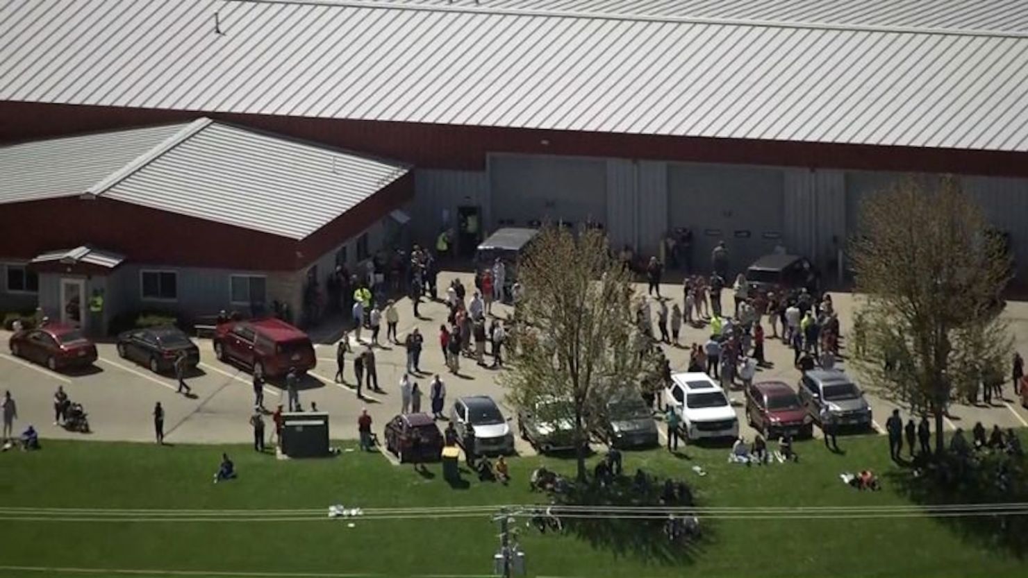 La escena fuera de una escuela secundaria en Mount Horeb, Wisconsin, el miércoles por la mañana, después de que la policía utilizó "fuerza mortal" después de que un estudiante llevó un arma cerca de la escuela.