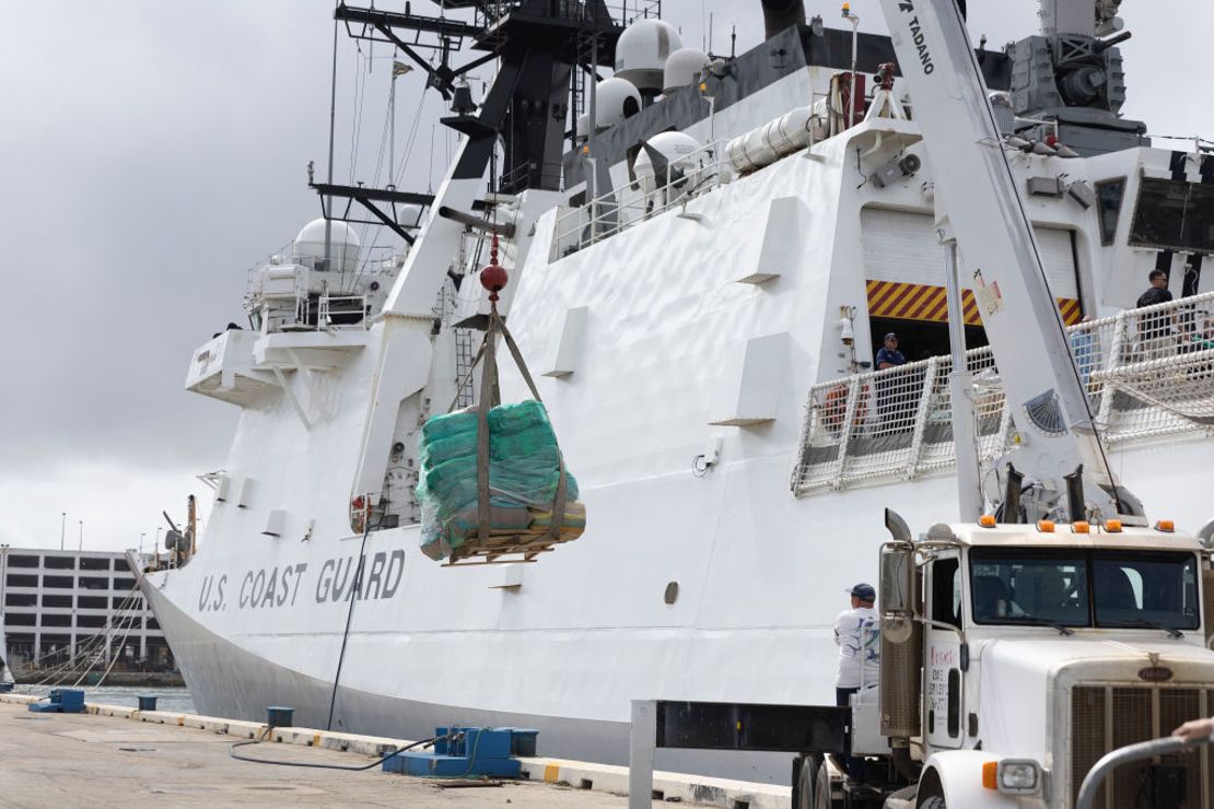El buque de la Guardia Costera de Estados Unidos Cutter James el 17 de febrero de 2022 en Fort Lauderdale, Florida.