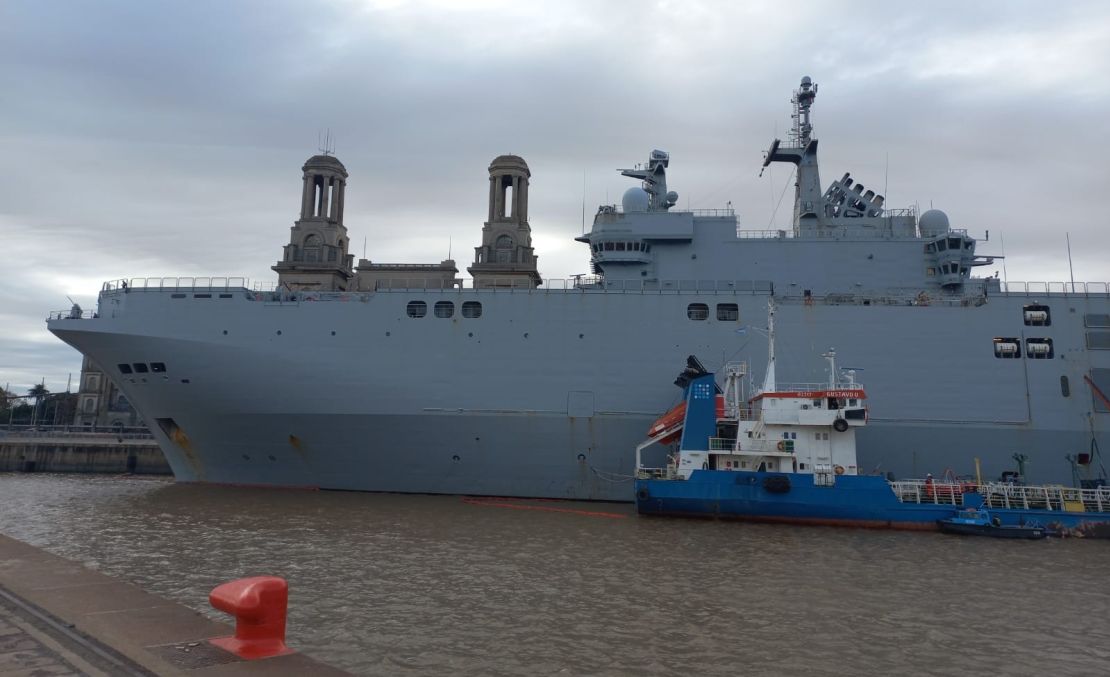 El portahelicópteros Tonnerre, de la Marina Nacional de Francia, en el puerto de Buenos Aires.