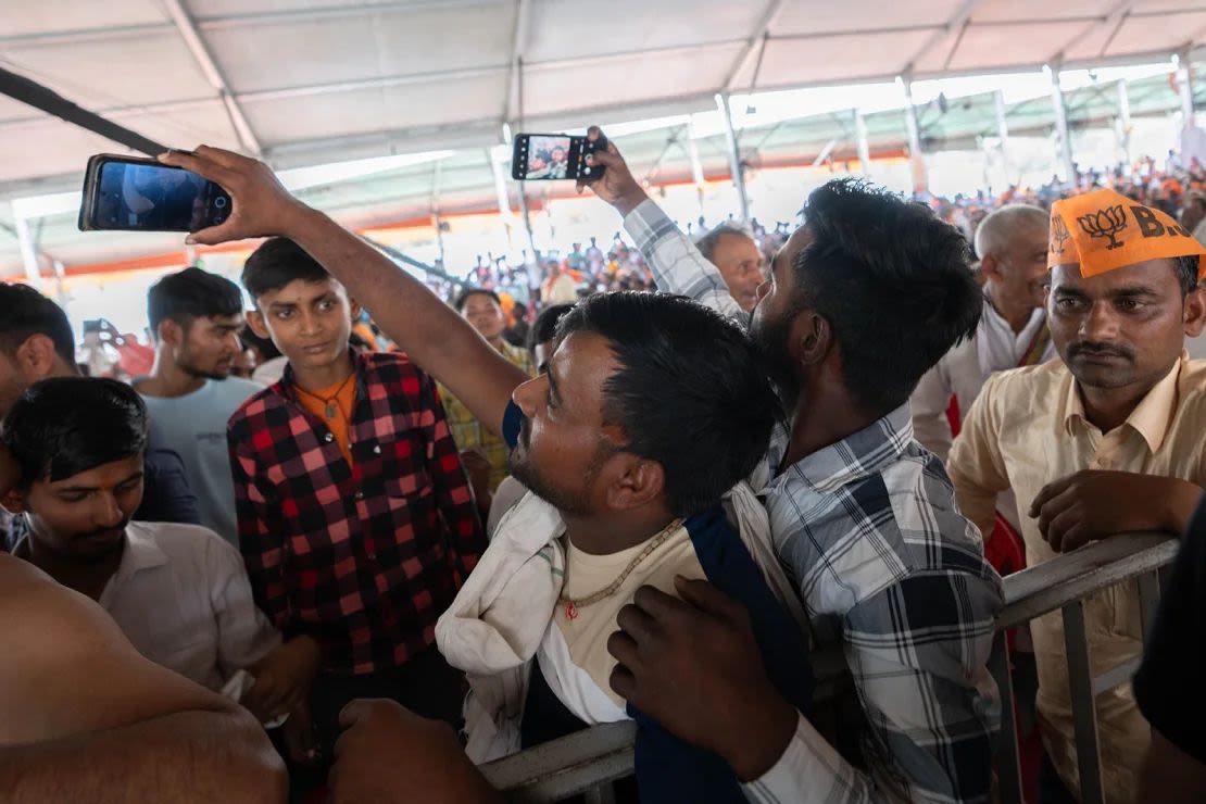 Seguidores de Modi se toman selfies en Aligarh, India, el 22 de abril de 2024.