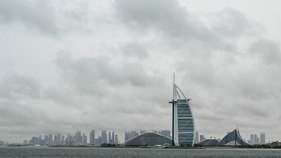 Espesas nubes llenan el cielo sobre la torre Burj Al-Arab en Dubai el 2 de mayo de 2024, cuando las fuertes lluvias volvieron a los Emiratos Árabes Unidos sólo dos semanas después de aguaceros récord.