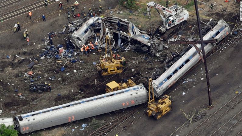 Los investigadores ya llegaron al lugar del accidente para evaluar las causas de la tragedia. El tren descarriló cuando salía de la ciudad de Filadelfia.