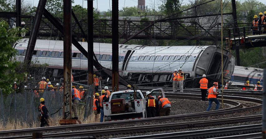 Un grupo de rescatistas trabajan alrededor del tren descarrilado de Amtrak este miércoles.