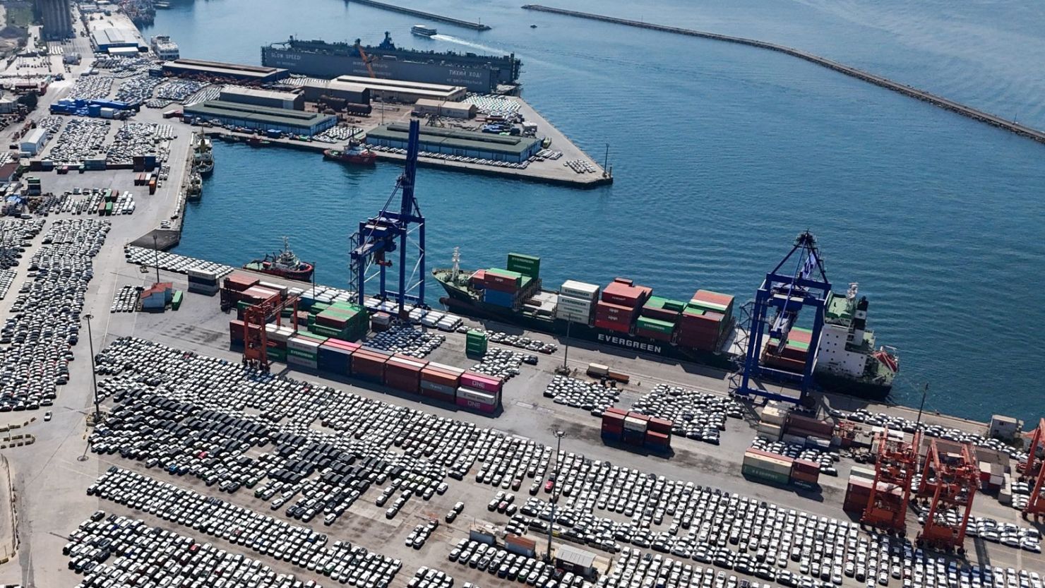 Miles de vehículos nuevos pasan por el puerto de Haydarpaşa en Estambul el 16 de abril de 2024.