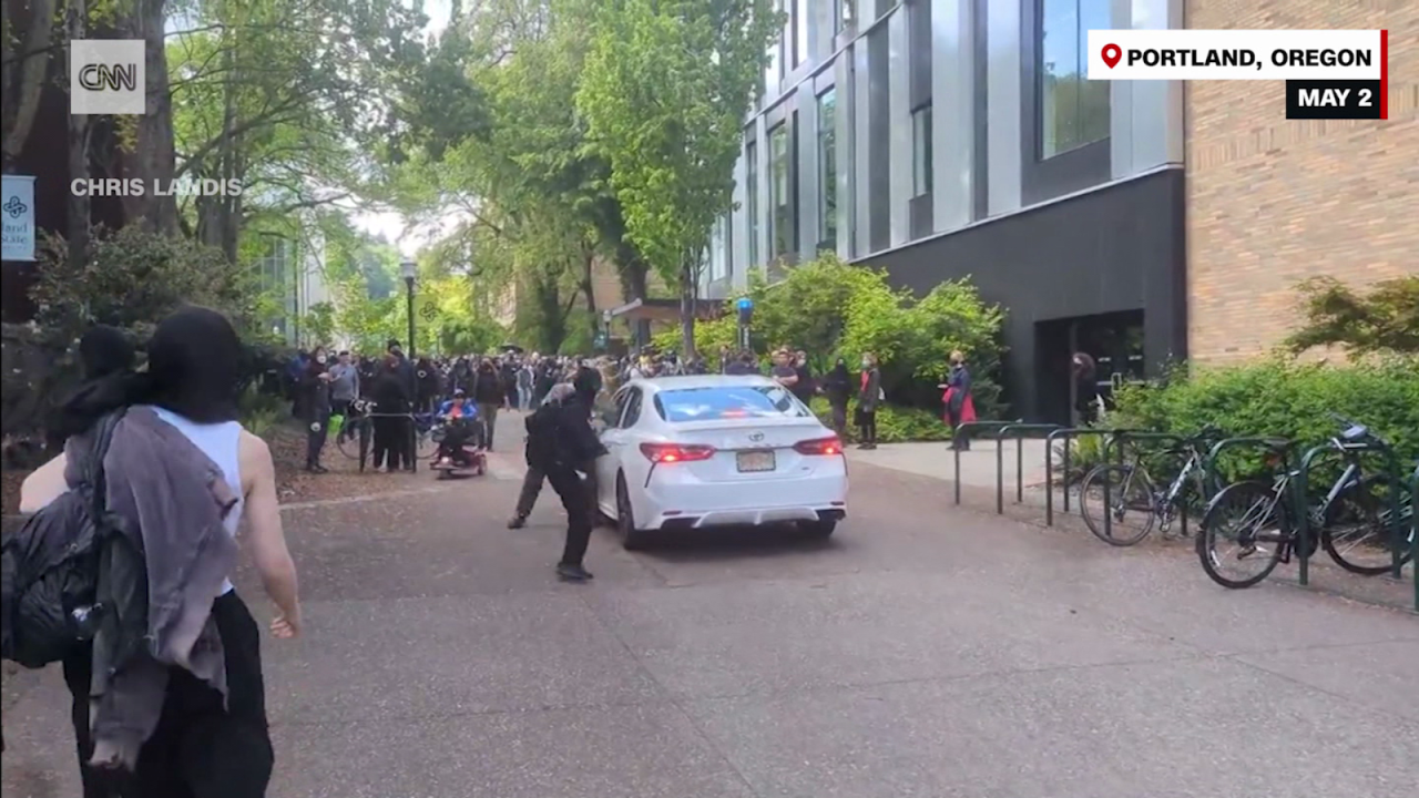 CNNE 1686706 - un vehiculo irrumpe en una manifestacion en la universidad estatal de portland