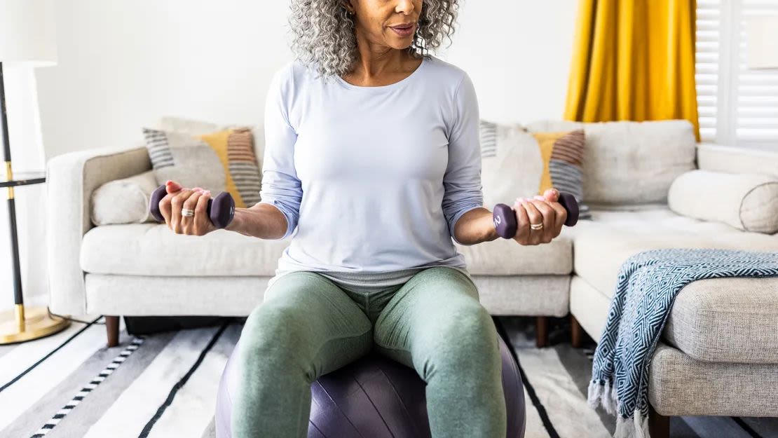 Las mujeres de todas las edades deben centrarse en el entrenamiento de fuerza para ayudar a reducir el riesgo de demencia, dijo la Dra. Stacy Sims, fisióloga del ejercicio y científica en nutrición. (Foto: MoMo Productions/Digital Vision/Getty Images).