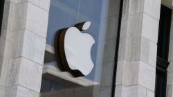 CNNE 1686776 - caen un 4% los ingresos de apple