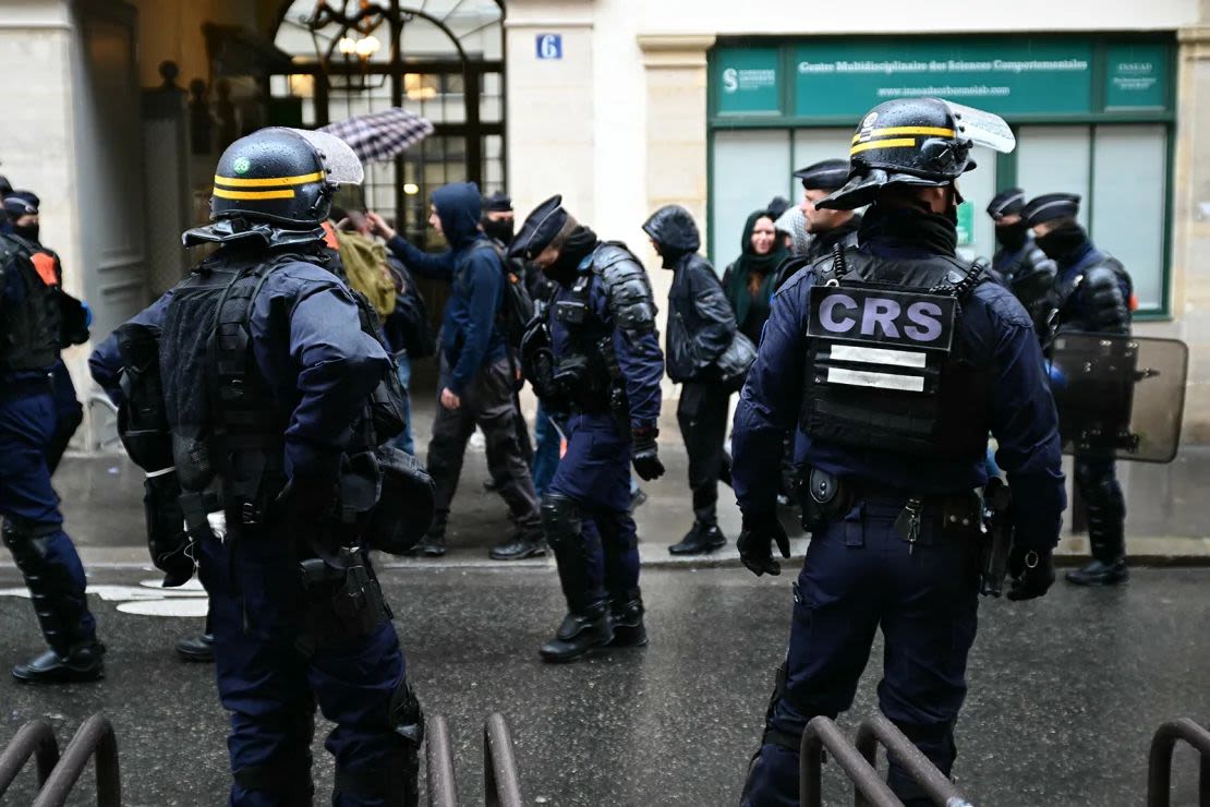 La policía antidisturbios hace guardia al margen de una manifestación de estudiantes universitarios en apoyo del pueblo palestino después de que la policía dispersara un campamento improvisado frente a la universidad de la Sorbona en París el 2 de mayo.