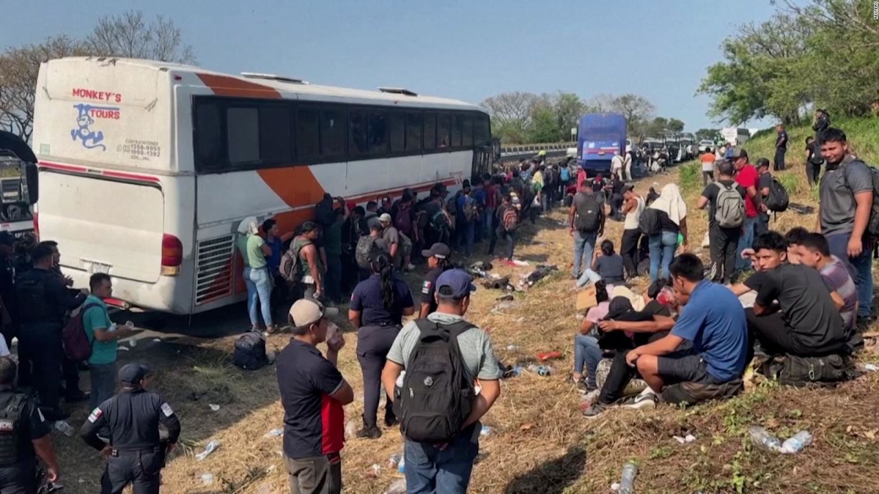 CNNE 1686849 - hallan a unos 400 migrantes abandonados en autobuses en mexico