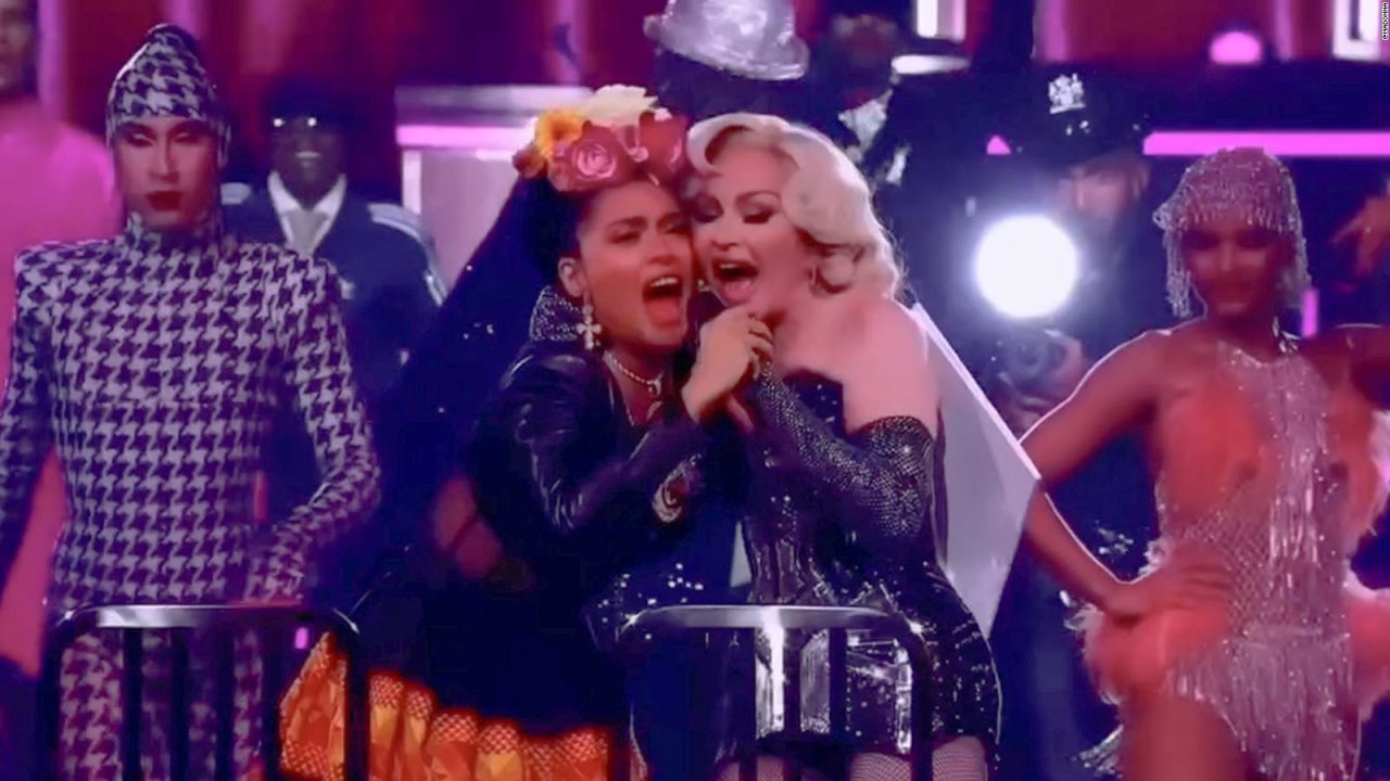 CNNE 1686855 - salma hayek revela miedo escenico ante aparicion en concierto de madonna