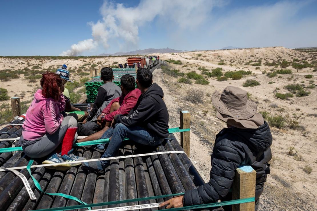 Migrantes a bordo del tren conocido como "La Bestia", cerca de la frontera entre México y Estados Unidos.