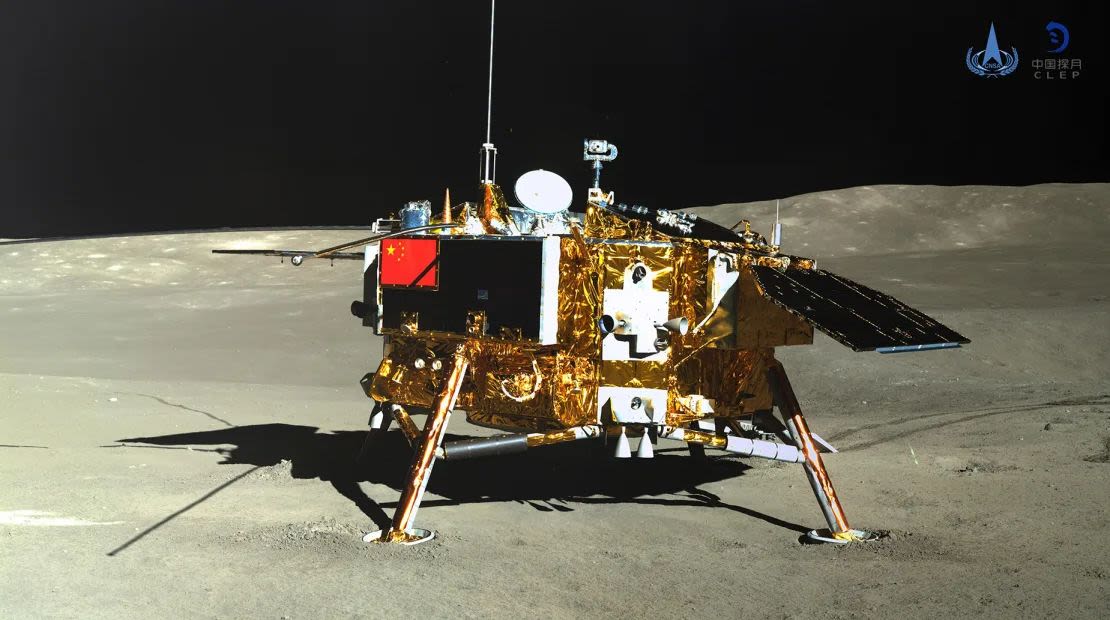 El vehículo lunar Yutu-2 tomó una imagen de la sonda lunar Chang'e-4 en la cara oculta de la Luna el 11 de enero de 2019.