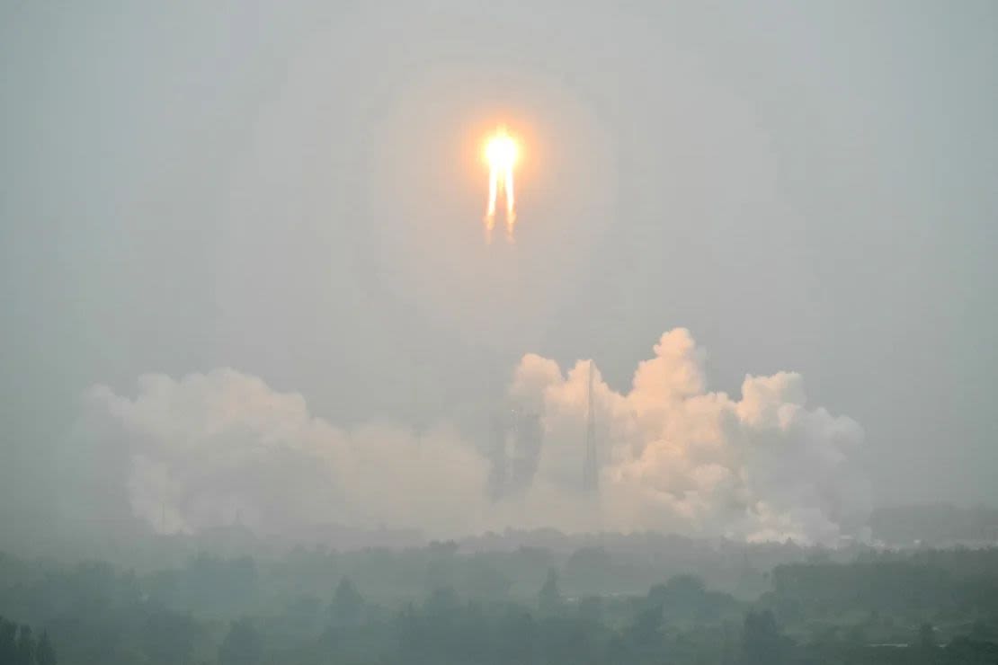 La sonda lunar de la misión Chang'e-6 se lanzó el 3 de mayo desde el Centro de Lanzamiento Espacial Wenchang en la provincia de Hainan, en el sur de China.