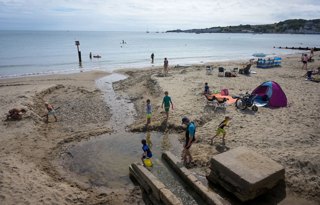 Los aliviaderos de tormentas suelen verter su contenido en las playas, como este de Swanage, Kent.