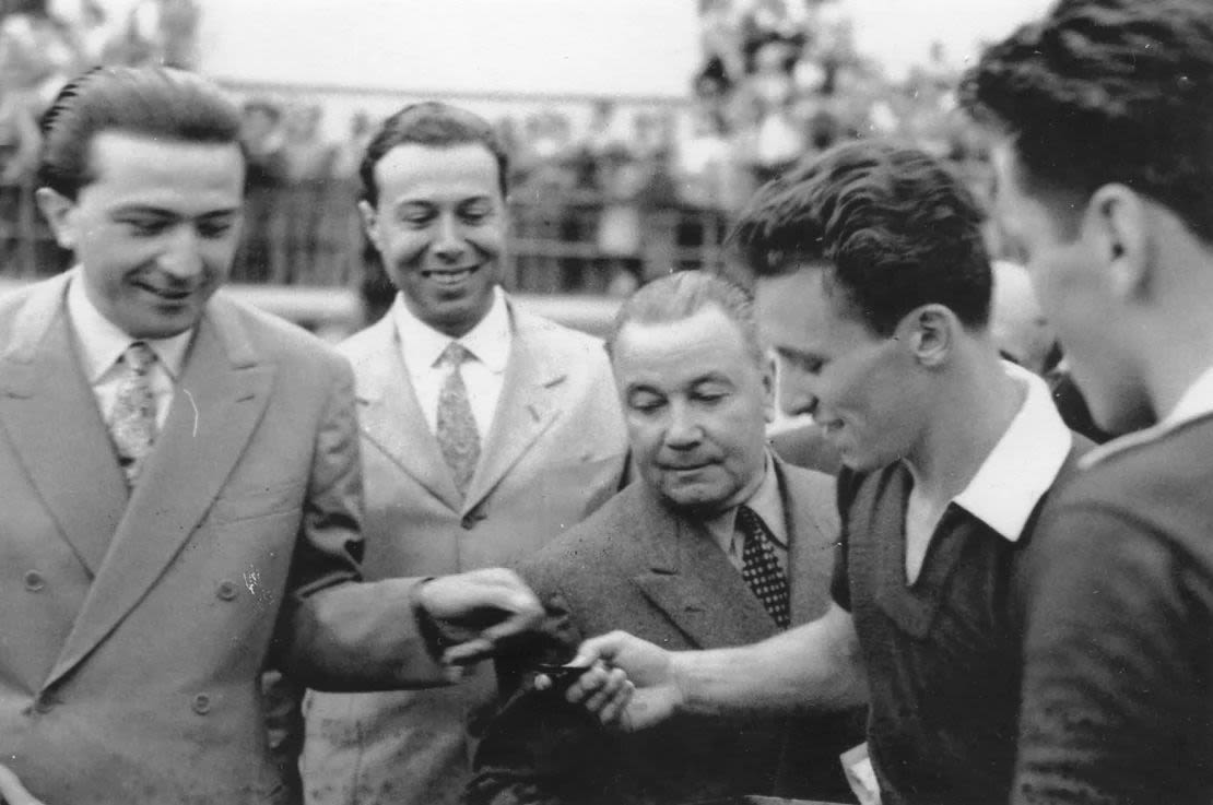 Giulio Andreotti (izquierda) felicita al capitán juvenil Motto (segundo por la derecha) por el título de campeón.