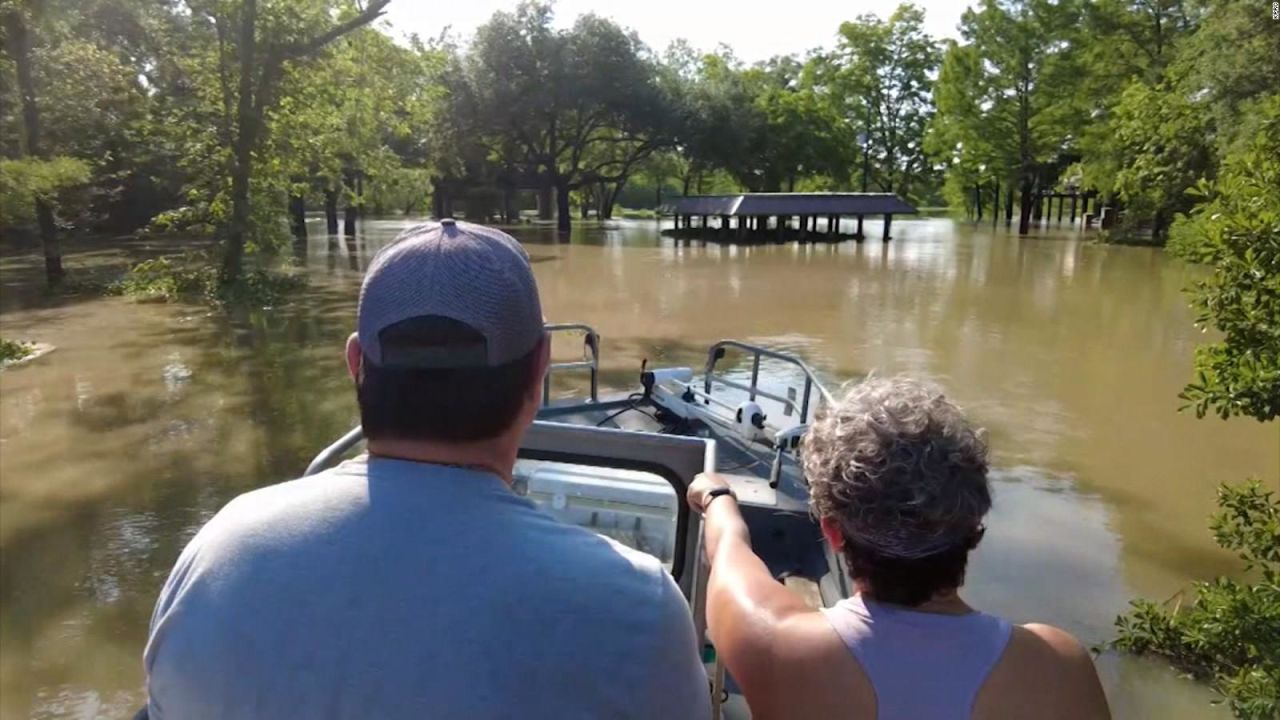 CNNE 1687049 - rio del este de texas crece a niveles del huracan harvey