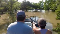 CNNE 1687049 - rio del este de texas crece a niveles del huracan harvey