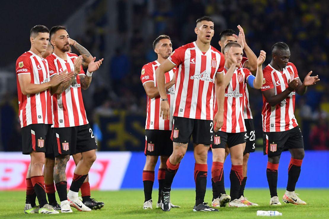 Edwin Cetre de Estudiantes de la Plata aplaude con sus compañeros en la tanda de penales durante un partido de semifinal de la Copa de la Liga Profesional 2024 entre Estudiantes y Boca Juniors en el Estadio Mario Alberto Kempes el 30 de abril. 2024 en Córdoba, Argentina.