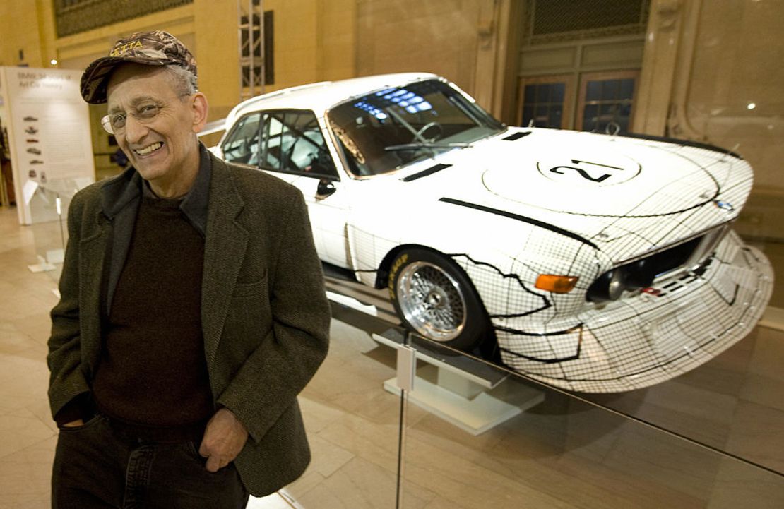 El artista Frank Stella se encuentra junto al BMW, que pintó en 1976, en una exhibición en Grand Central Terminal el 24 de marzo de 2009 en Nueva York. (Foto: DON EMMERT/AFP vía Getty Images).