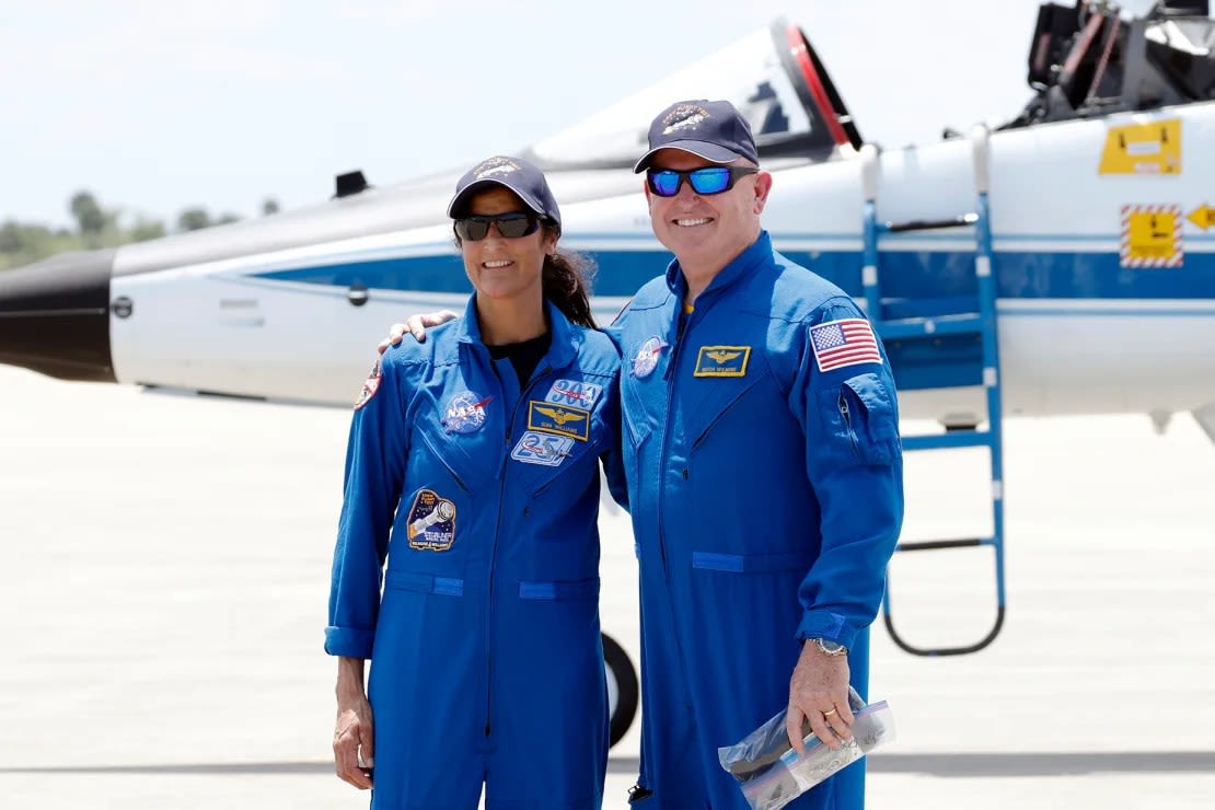 Los astronautas de la NASA Suni Williams, izquierda, y Butch Wilmore posan para una fotografía después de llegar al sitio de lanzamiento de Starliner en Florida el 25 de abril de 2024. Crédito: Terry Renna/AP.