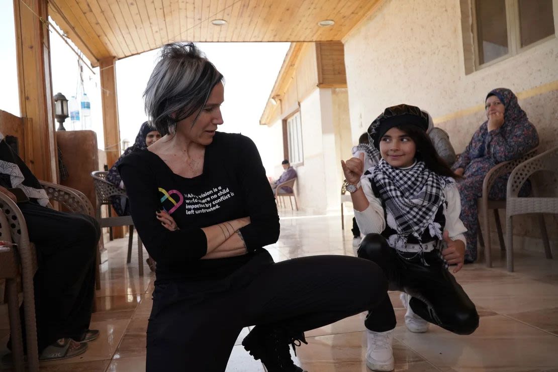 Damon jugando con una niña pequeña en marzo, en un centro de refugiados en El Cairo, Egipto, atendido por INARA.