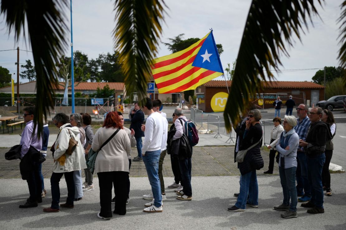 Los partidarios del líder separatista catalán y candidato de Junts per Catalunya - partido político JxCat, Carles Puigdemont, hacen cola para acceder a un mitin de campaña en la ciudad de Argeles-sur-Mer, en el sureste francés, el 4 de mayo de 2024, antes de las elecciones regionales en el noreste español Región de Cataluña.